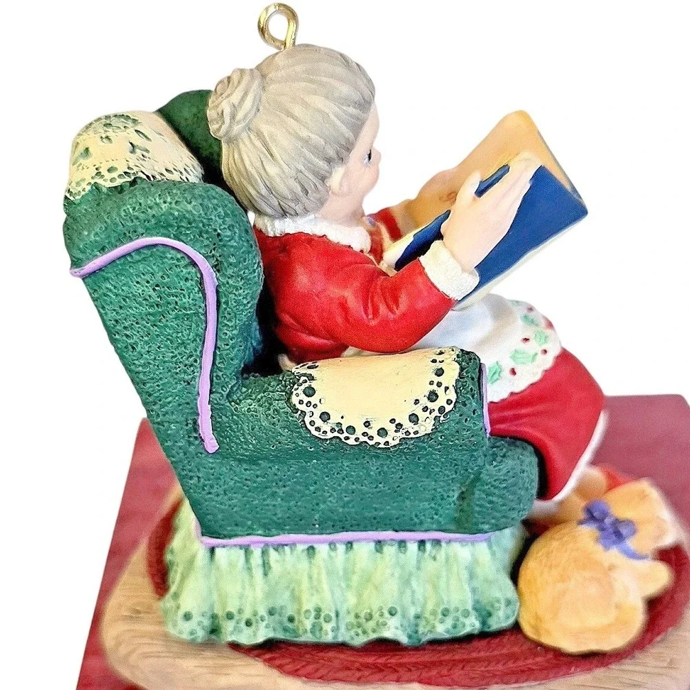 Vintage Hallmark 1997 Mrs. Claus's Story KOC Studio Edition‎ Christmas Ornament
